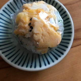 青海苔入り酢飯で黒ごま炒り卵のせ手毬寿司